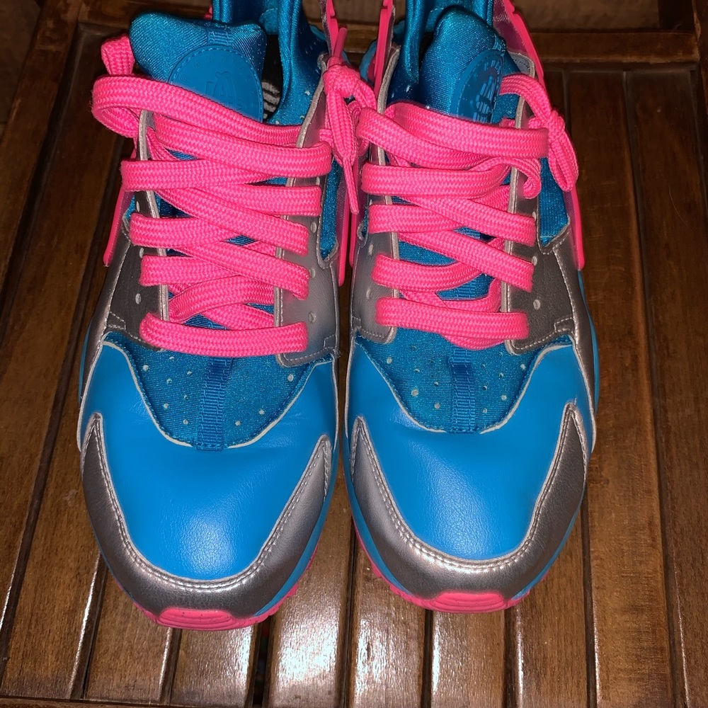 Custom Women’s Nike iD Huaraches - Picture 3 of 6